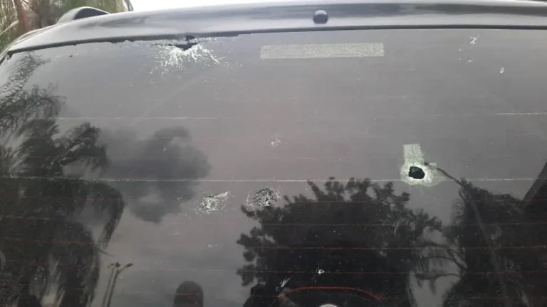 Un véhicule de l’ambassade américaine attaqué