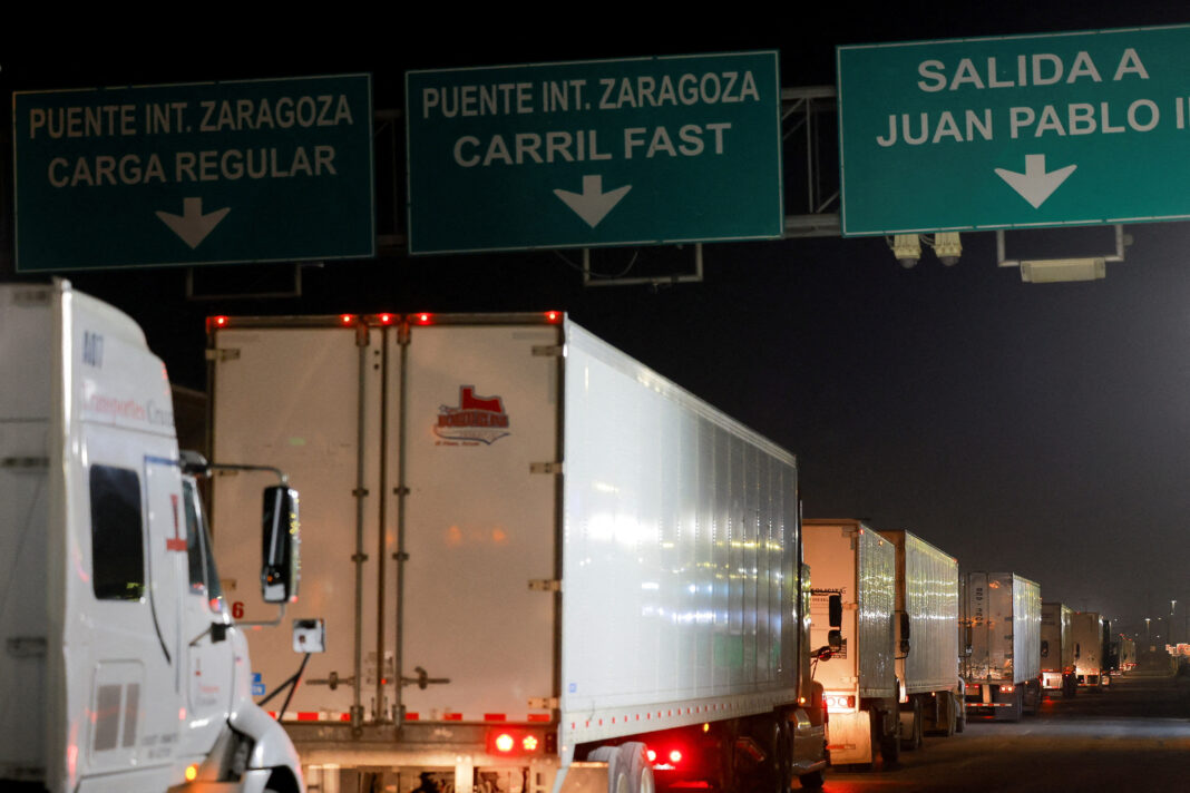 Des camions font la queue pour entrer aux États-Unis au poste-frontière de Zaragoza-Ysleta