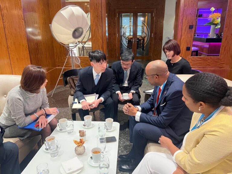 Rencontre bilatérale entre le ministre de la santé publique, Bertrand Sinal et la vice ministre de la santé de Taïwan à Genêve