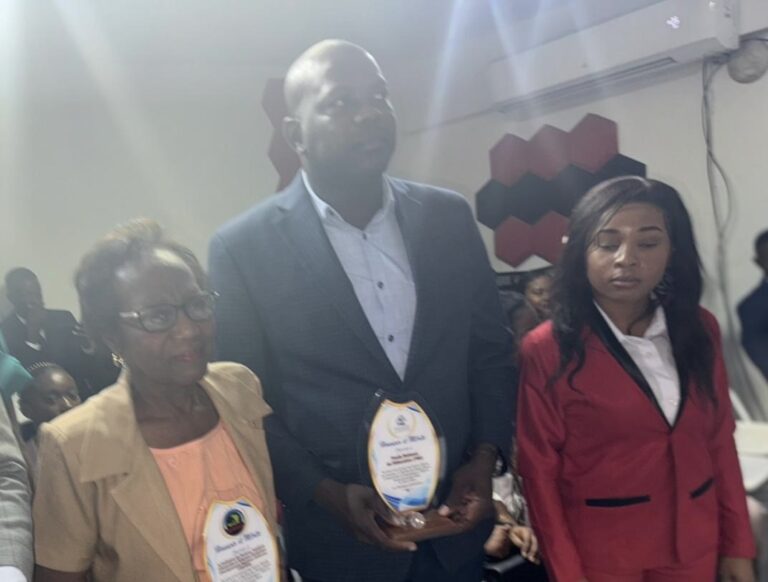 Le directeur général du FNE honoré