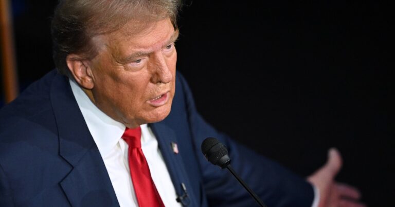 Tensions commerciales: Trump augmente les droits de douane, les marchés chutent 