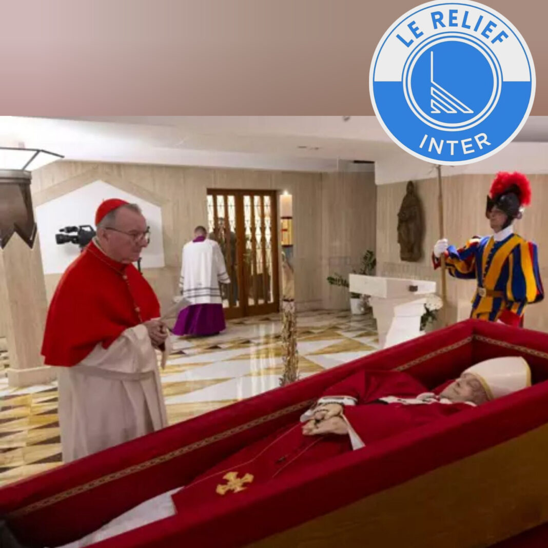 Vatican : une foule immense se recueille devant la dépouille du pape