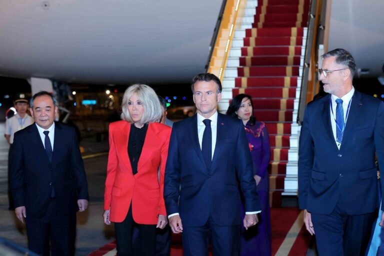 En plein voyage diplomatique, le couple Macron fait l’objet d’une vive polémique