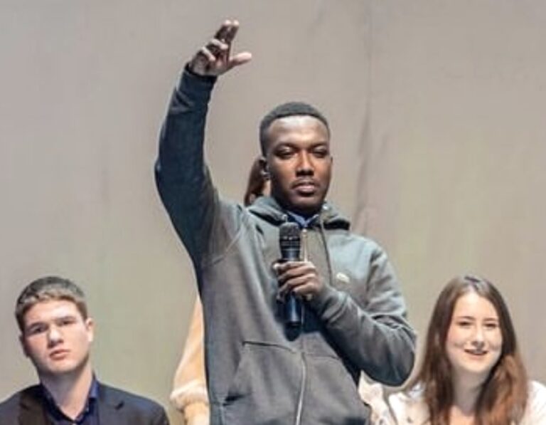 Les éditoriaux pleuvent. Mais qui dit enfin les choses ?