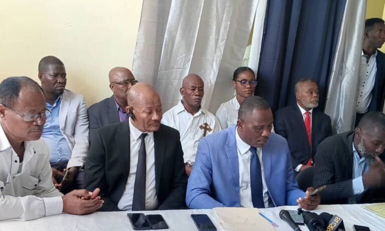 L’opposition plurielle critique certaines déclarations de Laurent Saint-Cyr à New York et rappelle au CPT son départ prévu pour le 7 février 2026