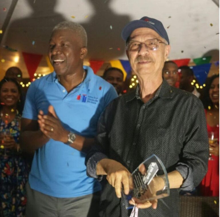 Haïti-Culture: La DNL honore le cinéaste Arnold Antonin pour son film: « René Depestre : On ne rate pas une vie éternelle »