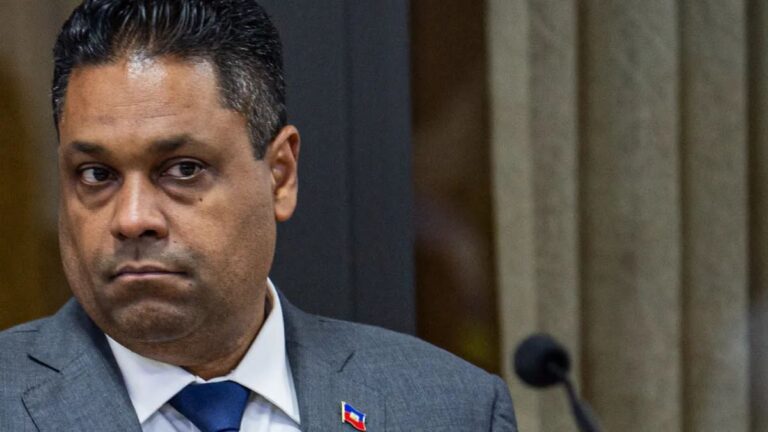 𝐋𝐚𝐮𝐫𝐞𝐧𝐭 𝐬’𝐢𝐧𝐬𝐮𝐫𝐠𝐞 𝐟𝐚𝐜𝐞 𝐚̀ 𝐥𝐚 𝐩𝐞𝐫𝐬𝐩𝐞𝐜𝐭𝐢𝐯𝐞 𝐝𝐞 𝐫𝐞́𝐯𝐨𝐜𝐚𝐭𝐢𝐨𝐧 𝐝𝐮 𝐏𝐫𝐞𝐦𝐢𝐞𝐫 𝐦𝐢𝐧𝐢𝐬𝐭𝐫𝐞