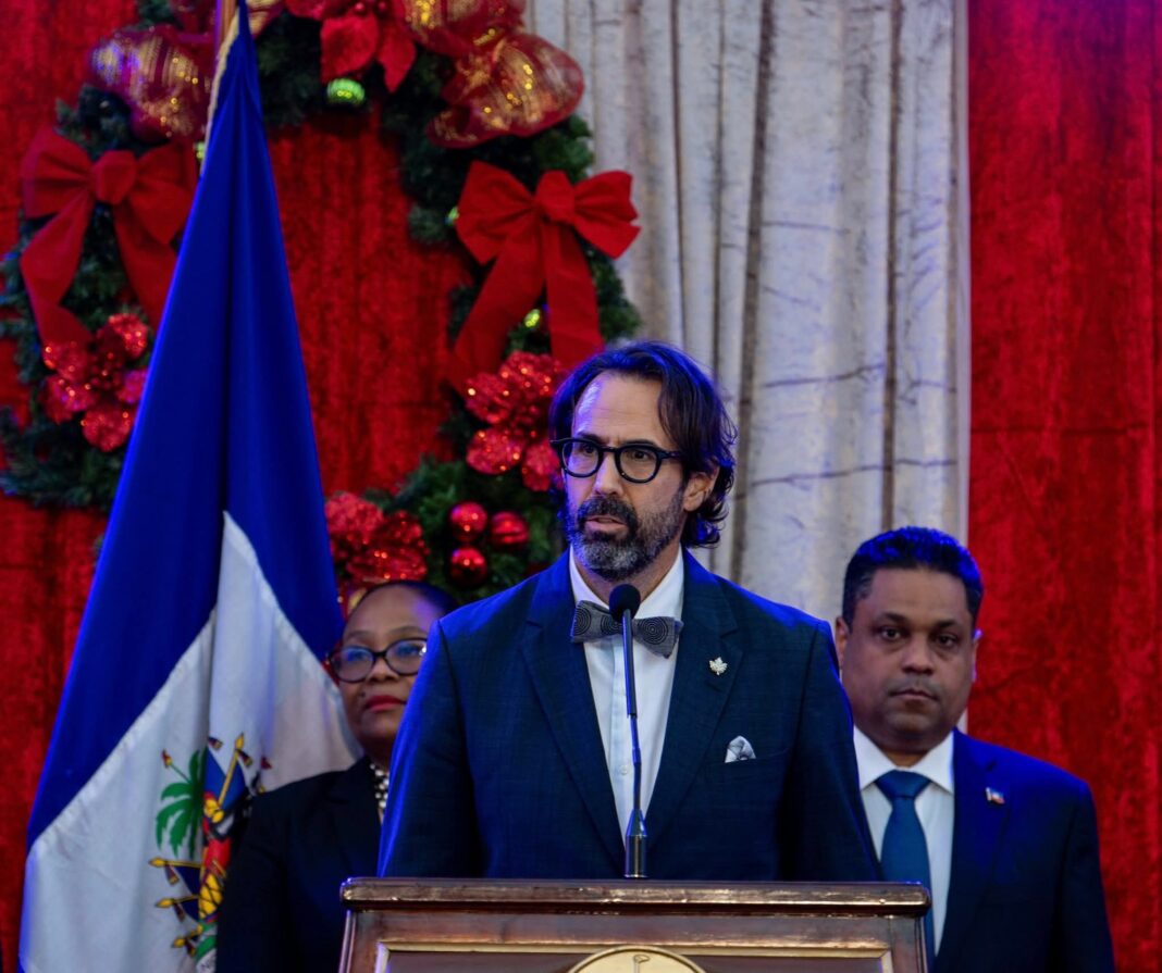 𝐏𝐨𝐥𝐞́𝐦𝐢𝐪𝐮𝐞 𝐨𝐮 𝐬𝐭𝐫𝐮𝐜𝐭𝐮𝐫𝐚𝐧𝐭 : 𝐚𝐧𝐚𝐥𝐲𝐬𝐞 𝐝𝐞𝐬 𝐫𝐞́𝐜𝐞𝐧𝐭𝐬 𝐩𝐫𝐨𝐩𝐨𝐬 𝐝𝐞 𝐥’𝐚𝐦𝐛𝐚𝐬𝐬𝐚𝐝𝐞𝐮𝐫 𝐝𝐮 𝐂𝐚𝐧𝐚𝐝𝐚 𝐬𝐮𝐫 𝐥𝐚 𝐭𝐫𝐚𝐧𝐬𝐢𝐭𝐢𝐨𝐧 𝐡𝐚𝐢̈𝐭𝐢𝐞𝐧𝐧𝐞𝑃𝑎𝑟 𝐽𝑒𝑎𝑛 𝑉𝑒𝑛𝑒𝑙 𝐶𝑎𝑠𝑠𝑒́𝑢𝑠