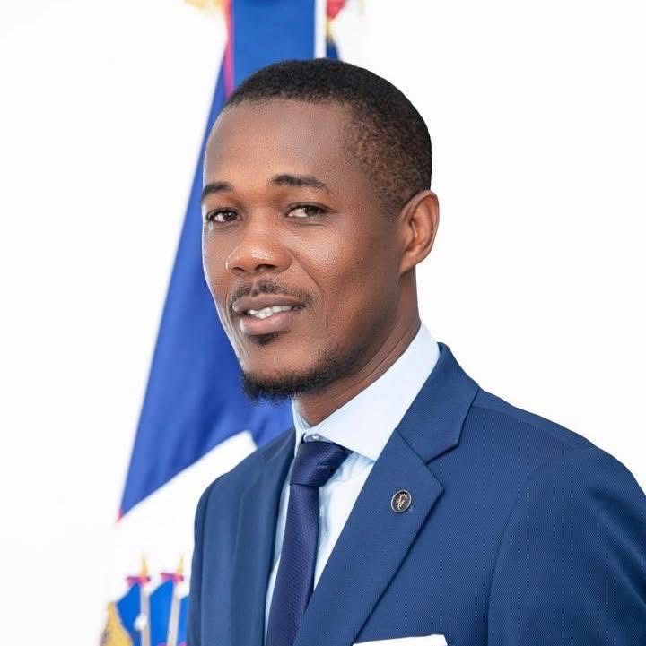 𝐇𝐚𝐢̈𝐭𝐢–𝐃𝐢𝐩𝐥𝐨𝐦𝐚𝐭𝐢𝐞 : 𝐥’𝐞𝐱-𝐜𝐨𝐧𝐬𝐮𝐥, 𝐜𝐡𝐞𝐟 𝐝𝐞 𝐩𝐨𝐬𝐭𝐞 𝐚.𝐢. 𝐚̀ 𝐒𝐚𝐧𝐭𝐢𝐚𝐠𝐨, 𝐒𝐭𝐞𝐩𝐡𝐞𝐧 𝐂𝐡𝐞𝐫𝐞𝐧𝐟𝐚𝐧𝐭, 𝐚 𝐛𝐞𝐥 𝐞𝐭 𝐛𝐢𝐞𝐧 𝐦𝐚𝐧𝐢𝐩𝐮𝐥𝐞́ 𝐥𝐚 𝐩𝐫𝐞𝐬𝐬𝐞 𝐞𝐭 𝐥’𝐨𝐩𝐢𝐧𝐢𝐨𝐧 𝐩𝐮𝐛𝐥𝐢𝐪𝐮𝐞