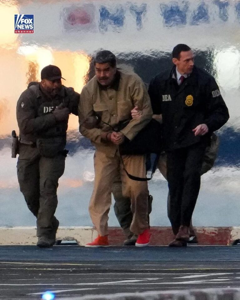 Nicolas Maduro devant un américain après son enlèvement spectaculaire aux lourdes répercussions géopolitiques