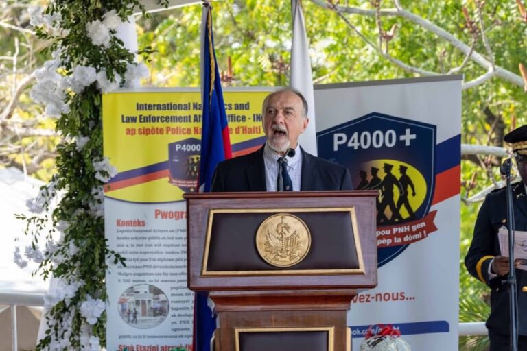 Washington réaffirme son soutien à la PNH lors de la graduation de près de 900 cadets du Projet P4000