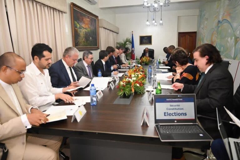 𝐂𝐞𝐫𝐭𝐚𝐢𝐧𝐬 𝐝𝐢𝐩𝐥𝐨𝐦𝐚𝐭𝐞𝐬 𝐬𝐨𝐧𝐭 𝐚𝐦é𝐫𝐢𝐜𝐚𝐢𝐧𝐬, 𝐜𝐚𝐧𝐚𝐝𝐢𝐞𝐧𝐬, 𝐟𝐫𝐚𝐧ç𝐚𝐢𝐬 𝐝𝐚𝐧𝐬 𝐝’𝐚𝐮𝐭𝐫𝐞𝐬 𝐩𝐚𝐲𝐬 𝐦𝐚𝐢𝐬 𝐁𝐥𝐚𝐧𝐜𝐬 𝐞𝐧 𝐇𝐚ï𝐭𝐢